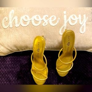 Katy Perry scalloped shell Sandler slide on in size 9 1/2. New